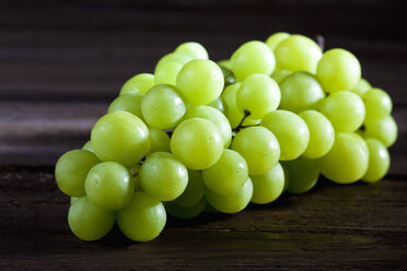 Green grape on wood - CSF026260