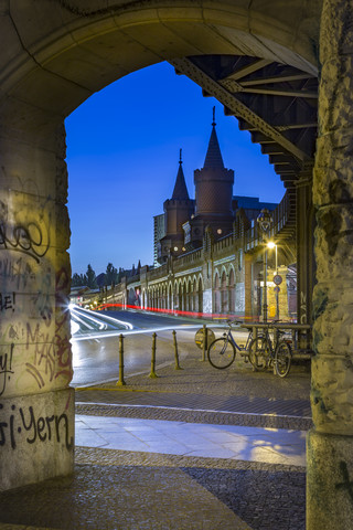 Deutschland, Berlin, die Oberbaumbrücke in der Dämmerung, lizenzfreies Stockfoto
