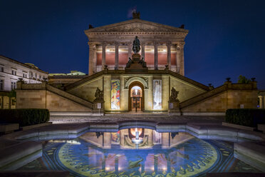 Deutschland, Berlin, Alte Nationalgalerie mit Springbrunnen bei Nacht - NK000358