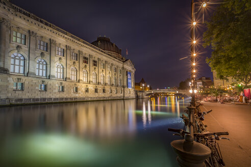 Deutschland, Berlin, Bode Museum Spree und beleuchtete Promenade bei Nacht - NKF000353