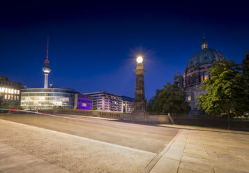 Deutschland, Berlin, Brücke über die Spree mit Fernsehturm und Berliner Dom - NKF000351