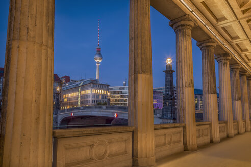 Deutschland, Berlin, Brücke über die Spree mit Fernsehturm und historischen Arkaden - NK000350