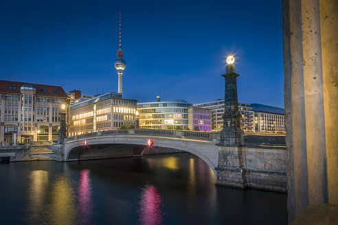 Deutschland, Berlin, Brücke über die Spree mit Fernsehturm und historischen Arkaden - NKF000349