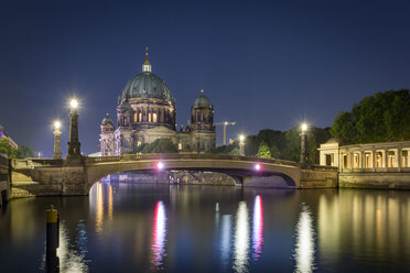 Deutschland, Berlin, Berliner Dom und Spree bei Nacht - NKF000348