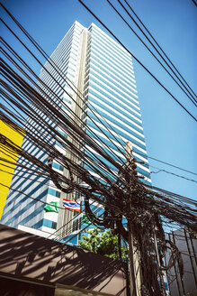 Thailand, Bangkok, verworrene und unordentliche Stromkabel - EHF000174