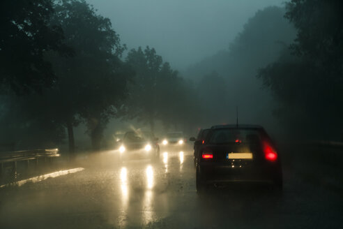 Verkehr auf der Kreisstraße bei Regenwetter in der Dämmerung - TCF004837