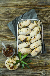 Tomatenpesto mit selbstgemachten Brötchen aus Oliven und Tomaten auf einem Holzbrett - ODF001204