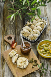 Tomatenpesto mit selbstgemachten Brötchen aus Oliven und Tomaten auf einem Holzbrett - ODF001203