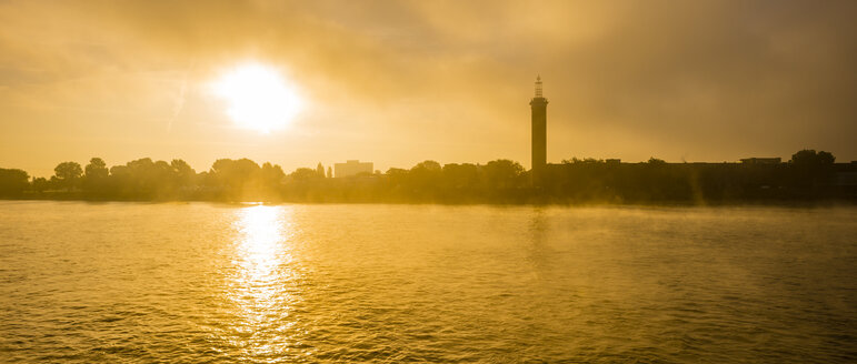 Deutschland, Köln, Panoramablick über den Rhein mit Messeturm bei Sonnenaufgang - WGF000709