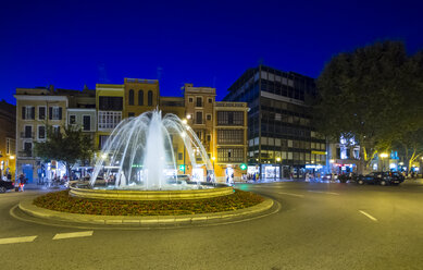 Spanien, Mallorca, Palma de Mallorca, Springbrunnen auf der Plaza de la Reina bei Nacht - AMF004134