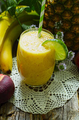 Smoothie aus Bananen, Ananas und Minze auf einem Holztisch - ODF001217