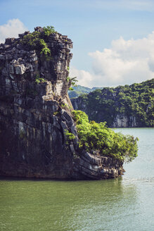 Vietnam, Golf von Tonkin, Vinh Ha Long Bay, Felsen, Kalkstein - EHF000184