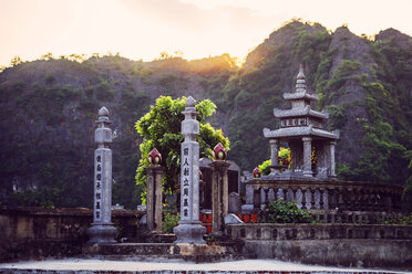 Vietnam, Ninh Binh, Buddhistischer Tempel - EHF000185