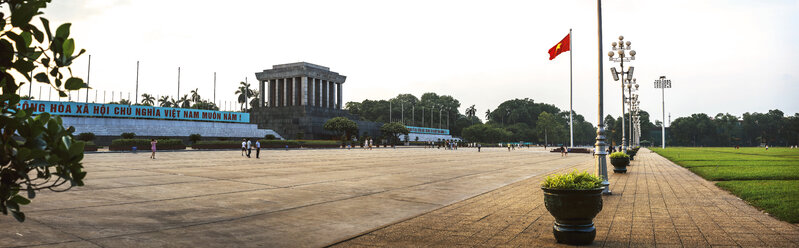 Vietnam, Panoramablick auf das Ho-Chi-Min-Mausoleum in Hanoi - EHF000192