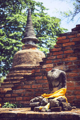 Thailand, Ayutthaya, alte Buddha-Statue im Buddha-Tempel - EHF000195