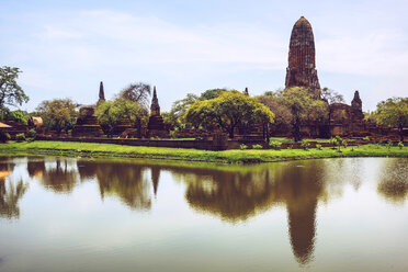 Thailand, Ayutthaya, Tempel, Wasserspiegelung - EHF000196