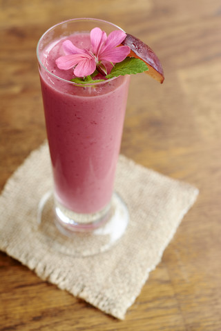 Klempner-Smoothie aus Pflaumen, Himbeeren, Erdbeeren, Bananen und Mandeljoghurt, lizenzfreies Stockfoto