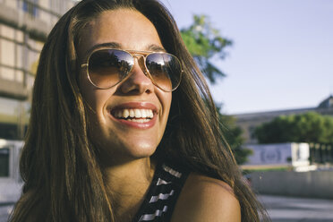 Porträt eines lächelnden Teenagers mit Sonnenbrille - ABZF000104