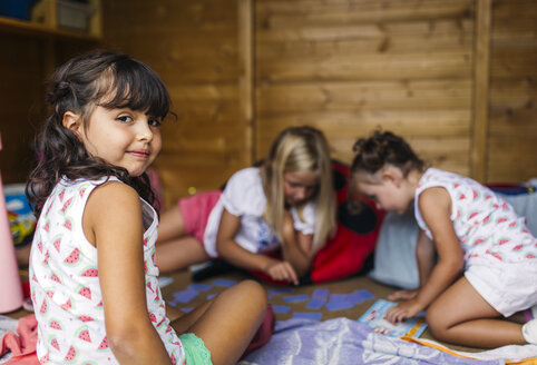 Spanien, Asturien, Gijon, Kleine Mädchen spielen in einem kleinen Holzhäuschen - MGOF000468