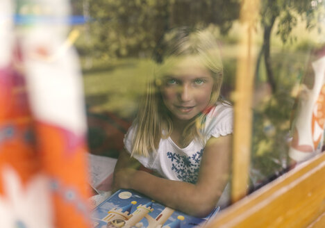 Spanien, Asturien, Gijon, Porträt eines kleinen Mädchens durch ein Glasfenster - MGOF000469