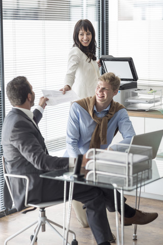 Drei Geschäftsleute im Amt, lizenzfreies Stockfoto