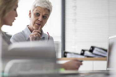 Zwei Frauen im Amt arbeiten zusammen - ZEF007413