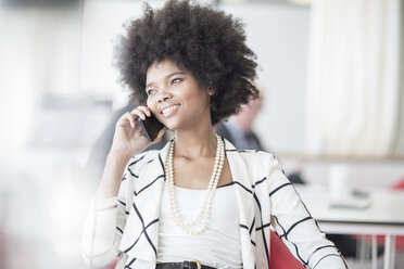 Junge Frau im Büro am Telefon - ZEF007099