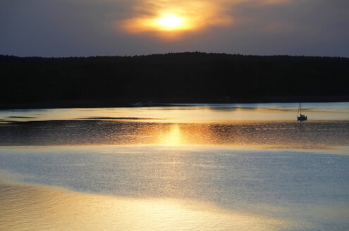 Deutschland, Brandenburg, Scharmützelsee bei Sonnenuntergang - JTF000685