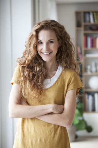 Porträt einer lächelnden Frau zu Hause, lizenzfreies Stockfoto
