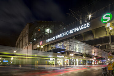 Deutschland, Berlin, Bahnhof Friedrichstraße bei Nacht - NK000364