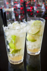 Zwei Gläser Caipirinha - JUNF000424