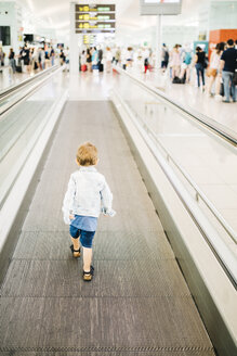 Spanien, Barcelona, Rückenansicht eines kleinen Jungen auf dem Rollsteig am Flughafen - JRF000003