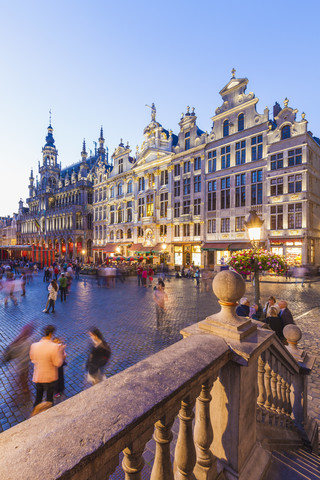 Belgien, Brüssel, Grand Place, Grote Markt, Maison du Roi am Abend, lizenzfreies Stockfoto