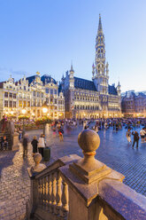 Belgien, Brüssel, Grand Place, Rathaus am Abend - WDF003177