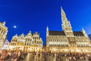 Belgien, Brüssel, Grand Place, Grote Markt, Rathaus am Abend - WDF003180