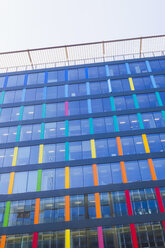 Belgien, Brüssel, modernes Bürogebäude, bunte Glasfassade - WDF003186