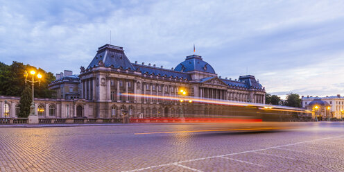 Belgien, Brüssel, Königlicher Palast von Brüssel am Abend - WDF003187