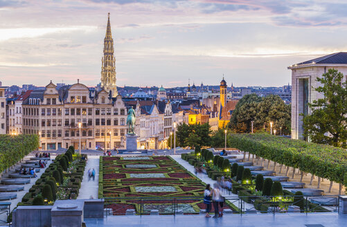 Belgium, Brussels, Mont des Arts, park and townhall tower, lower city in the evening - WDF003188