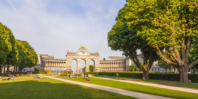 Belgium, Brussels, Parc du Cinquantenaire, Triumphal Arch, Panorama - WDF003196