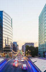 Belgien, Brüssel, Europäisches Viertel, Rue de la Loi am Abend - WDF003200