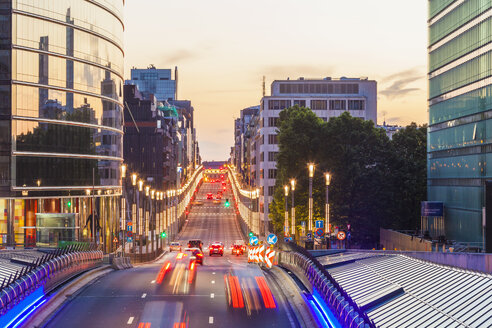 Belgien, Brüssel, Europäisches Viertel, Rue de la Loi am Abend - WDF003201