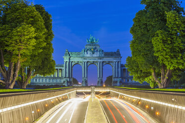 Belgien, Brüssel, Parc du Cinquantenaire, Triumphbogen, Avenue John Kennedy bei Nacht - WDF003204