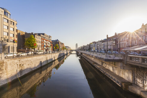 Belgien, Brüssel, Wohnhäuser am Kanal von Charleroi - WDF003206