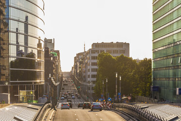 Belgien, Brüssel, Blick auf die Rue de la Loi mit Straßenverkehr im Europaviertel - WD003238