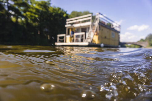 Wasseroberfläche mit Hausboot im Hintergrund - FMKF001901