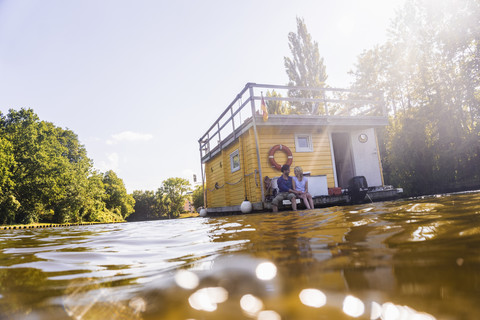 Pärchen bei einem Ausflug auf einem Hausboot, lizenzfreies Stockfoto