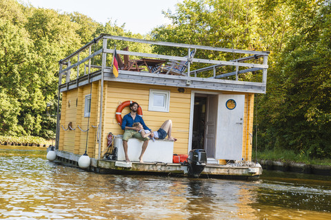 Pärchen bei einem Ausflug auf einem Hausboot, lizenzfreies Stockfoto