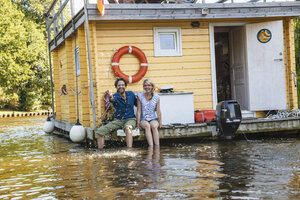 Happy couple having a trip on a house boat - FMKF001928