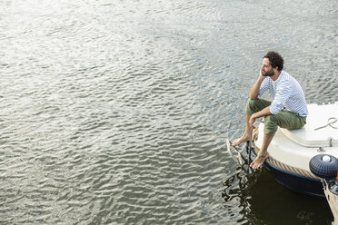 Relaxed man sitting on boat - FMKF001942