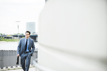 Walking businessman with briefcase - UUF005372